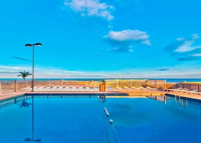 Holiday home Updated Oceanfront With Ample Balcony Ac Pools Gym & Sauna