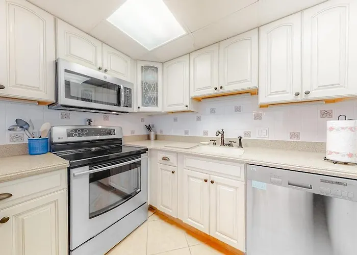 Holiday home Updated Oceanfront With Ample Balcony Ac Pools Gym & Sauna *