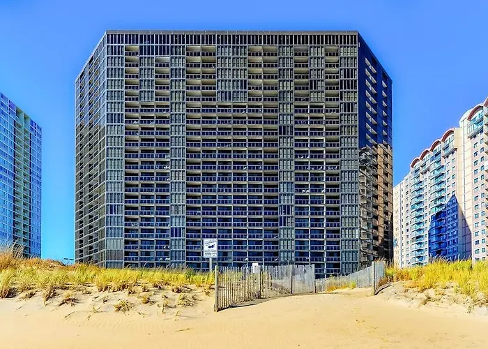Updated Oceanfront With Ample Balcony Ac Pools Gym & Sauna Holiday home